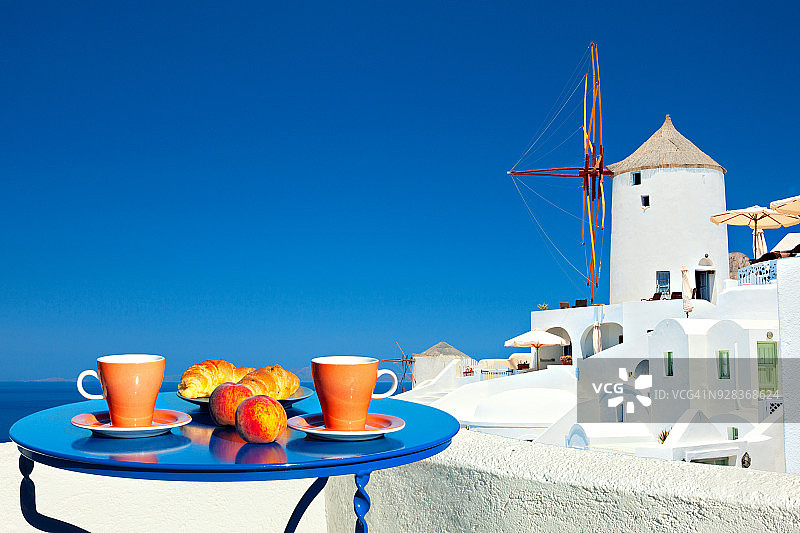露台早餐与圣托里尼经典景观图片素材