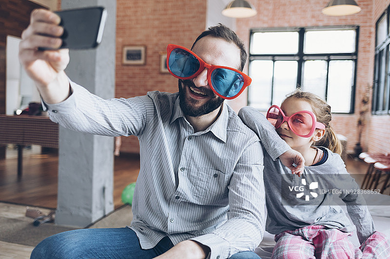 有趣的父女自拍图片素材