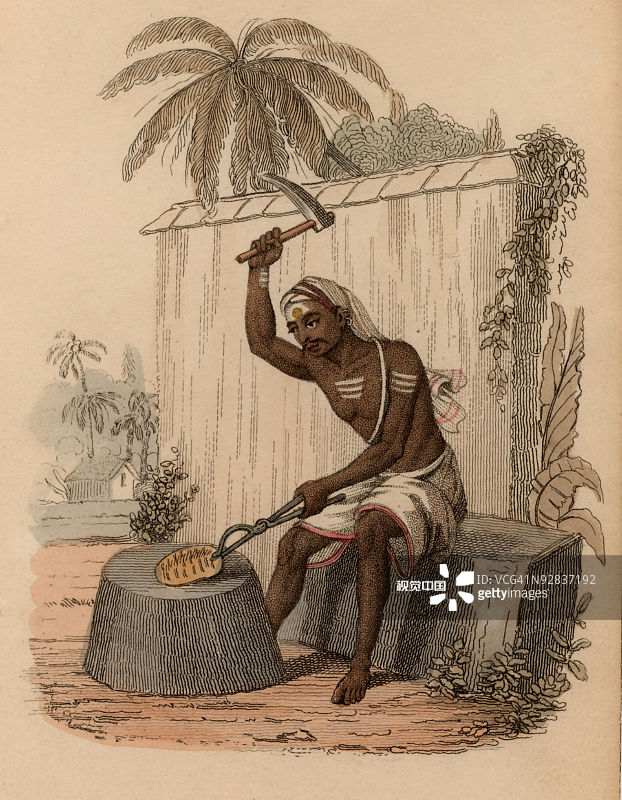 印度工匠锤击黄铜制品图片素材