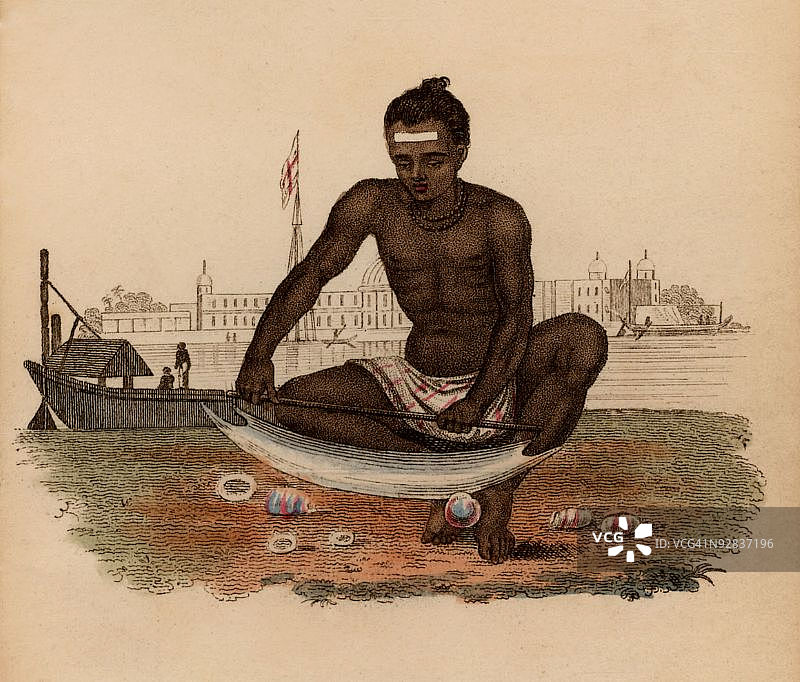 印度男子用刀片切割贝壳图片素材