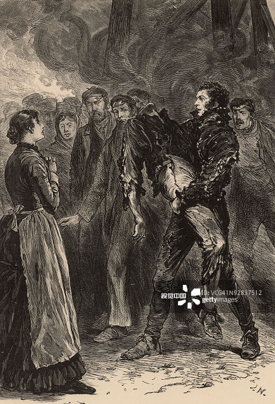 一个女人在等着听她丈夫是否在矿难中幸存图片素材