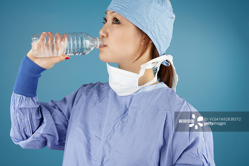 外科医生穿着手术服喝水图片素材