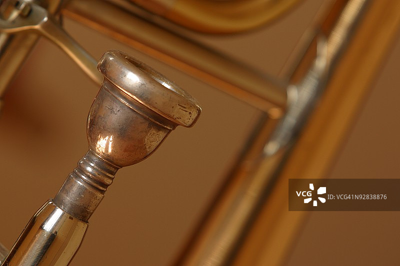 悬挂在天花板上的吊灯的低角度视图图片素材