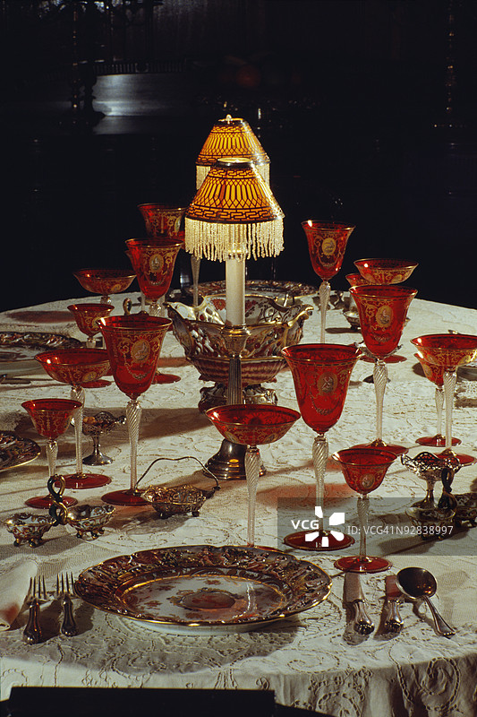 在杜弗雷纳城堡的餐桌上摆放的餐具设置图片素材