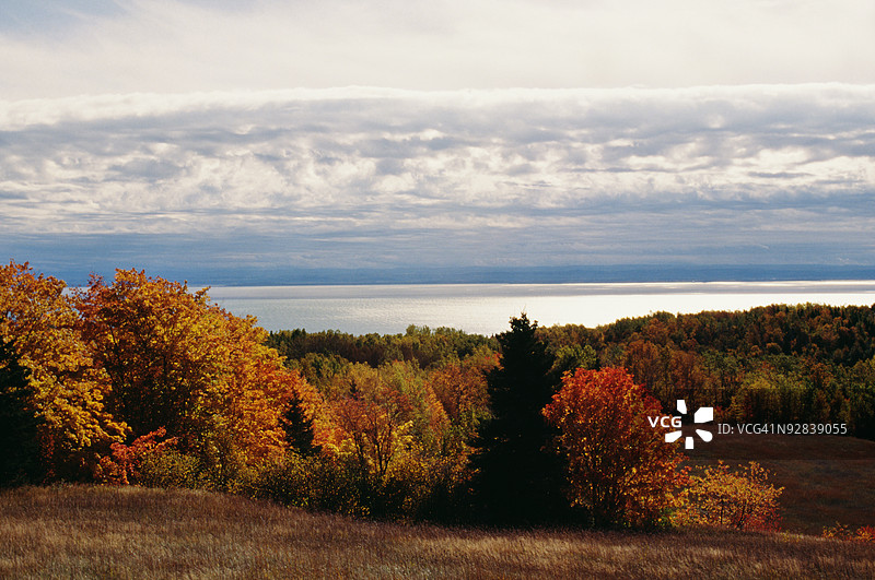魁北克查尔沃伊的秋季风景如画图片素材