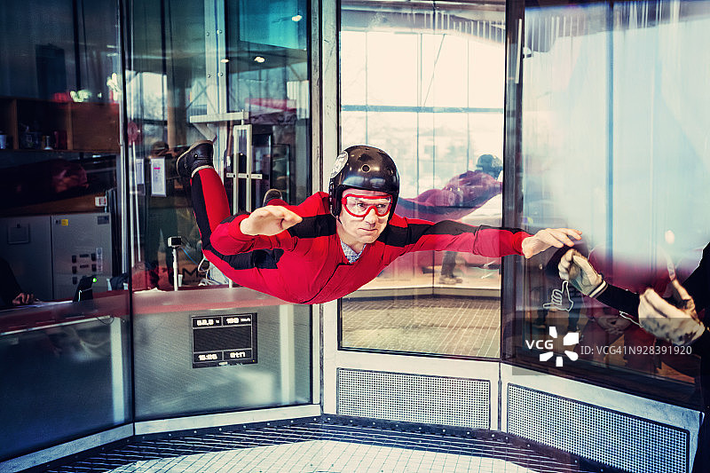 在风洞中自由飞行图片素材