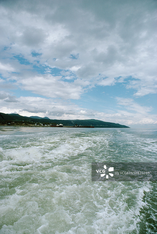 从水中看到的加拿大查尔沃伊的海岸景观图片素材