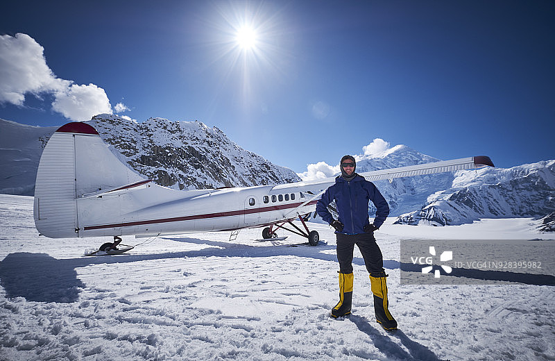 飞机降落在德纳里国家公园露丝冰川上的雪地图片素材