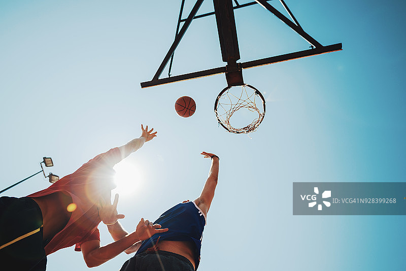 在篮球比赛中击败你的对手图片素材