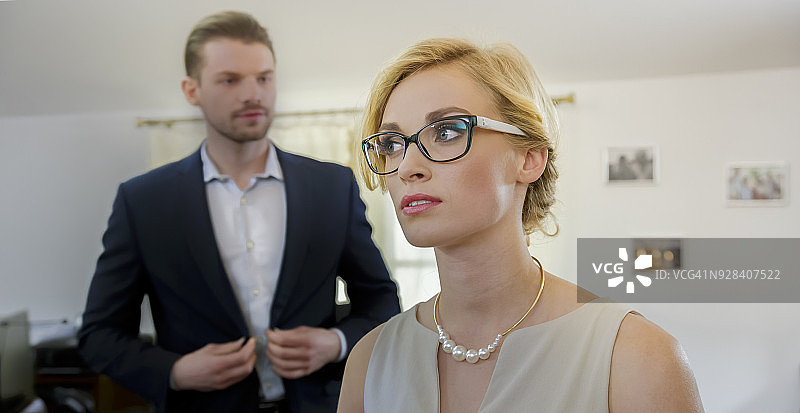 沮丧的女人听着男人骚扰她图片素材