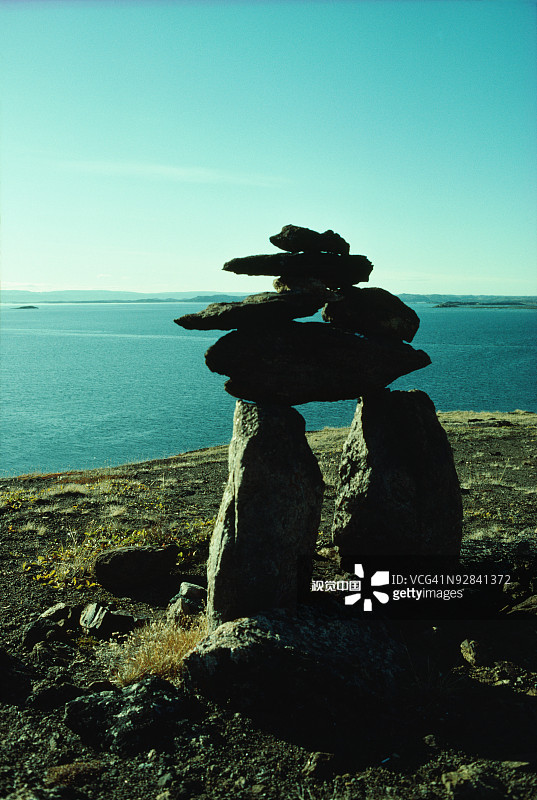 在景观上堆叠的柱子和门楣石头，西北地区，加拿大图片素材