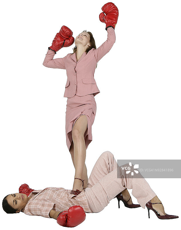 女商人庆祝击败同事的拳击胜利图片素材