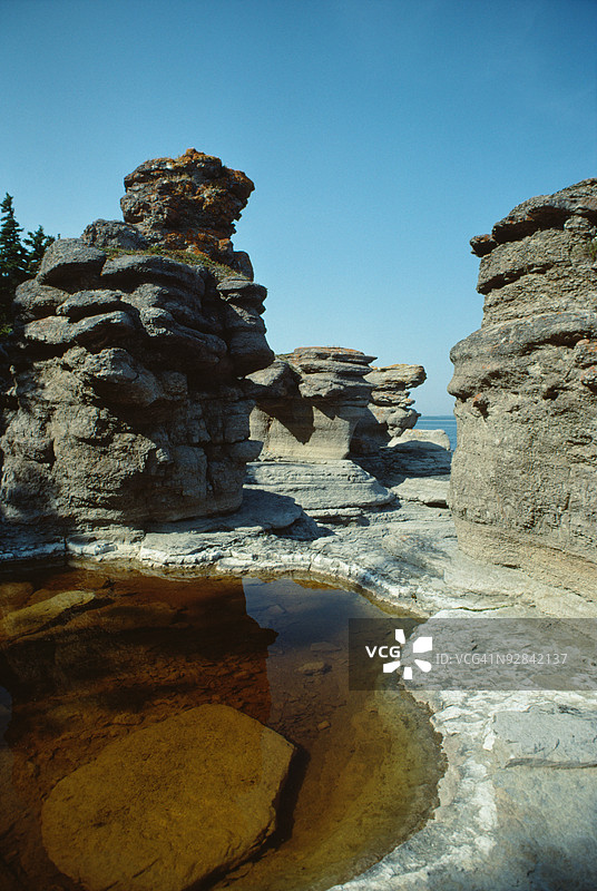 jagged rocky seashore上的潮池图片素材
