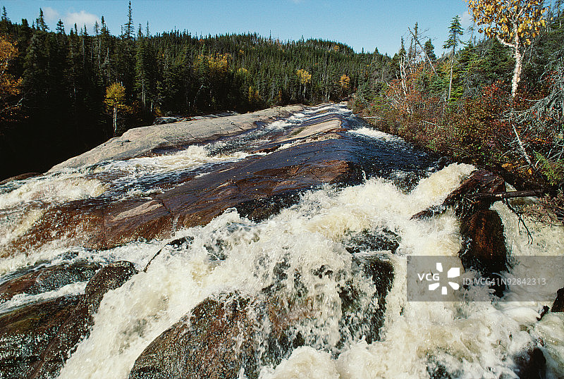 加拿大魁北克詹姆斯湾岩石上的瀑布图片素材