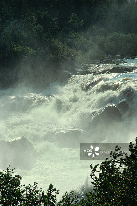 湍急的白水河雾图片素材