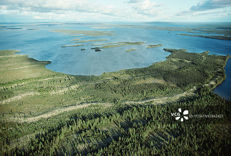 加拿大魁北克省詹姆斯湾森林湖岸航拍图片素材