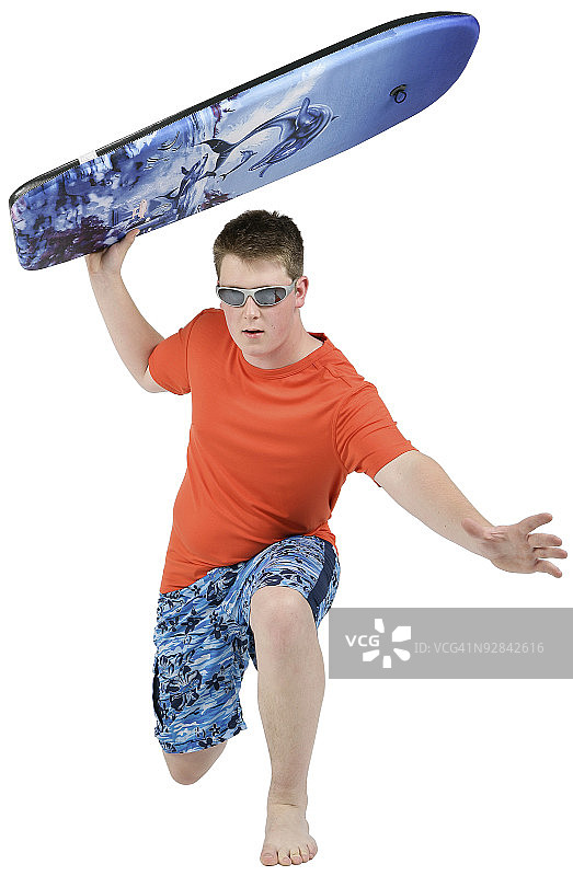 跪在冲浪板上的冲浪者图片素材