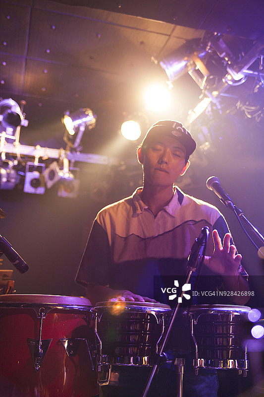 正在打鼓的年轻男人图片素材