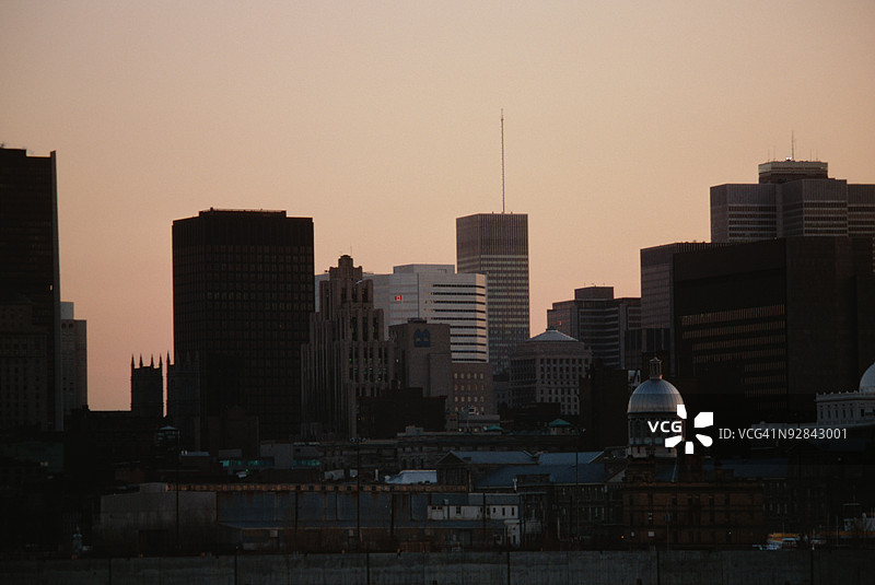 黎明时分的城市天际线剪影图片素材
