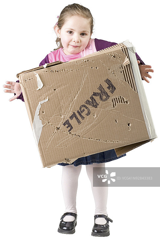 抱着破纸箱的女孩图片素材