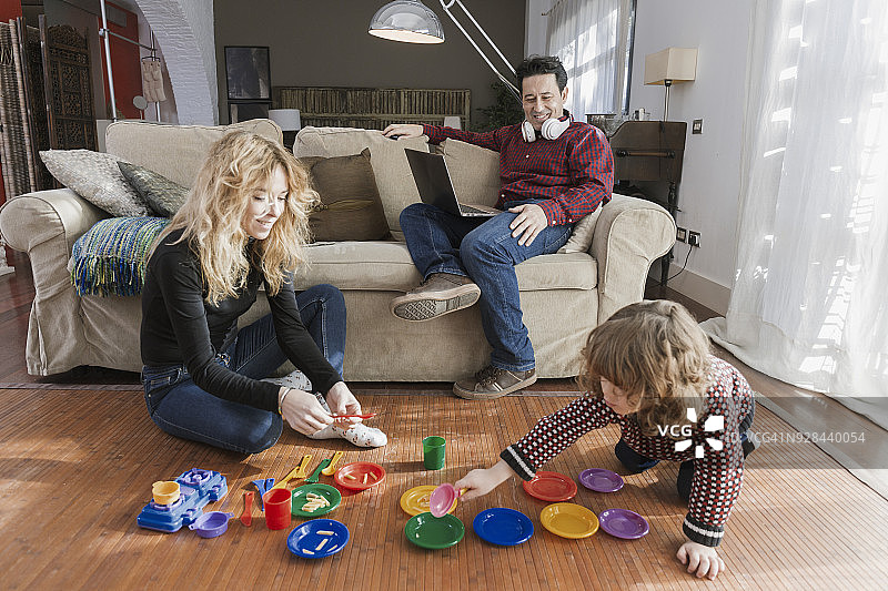 母亲在家和孩子玩耍图片素材