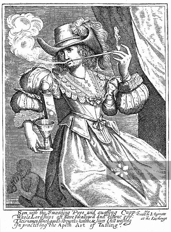 女人抽烟斗手持酒杯图片素材