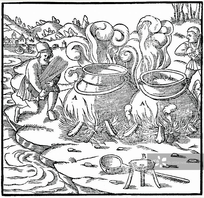 男人煮海水制盐图片素材