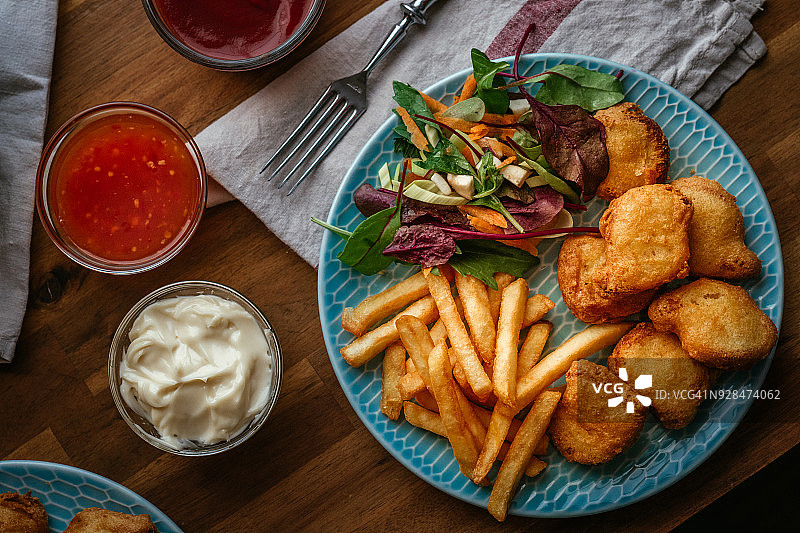 炸鸡块配炸薯条和蔬菜沙拉图片素材