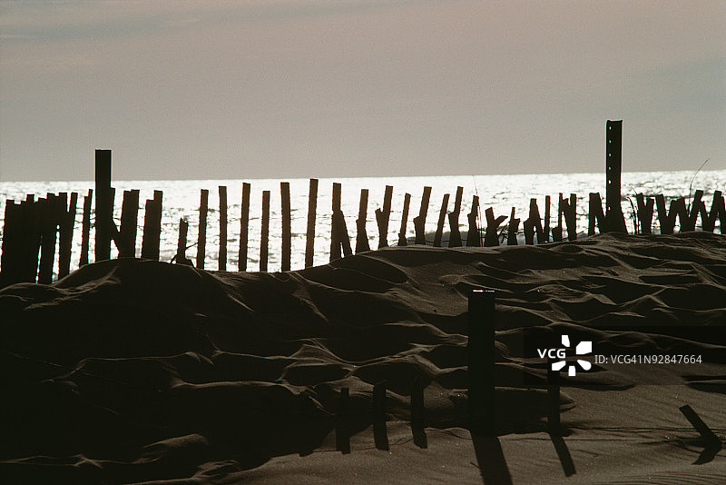 加拿大魁北克省马德莱娜群岛海滩上的乡村围栏图片素材