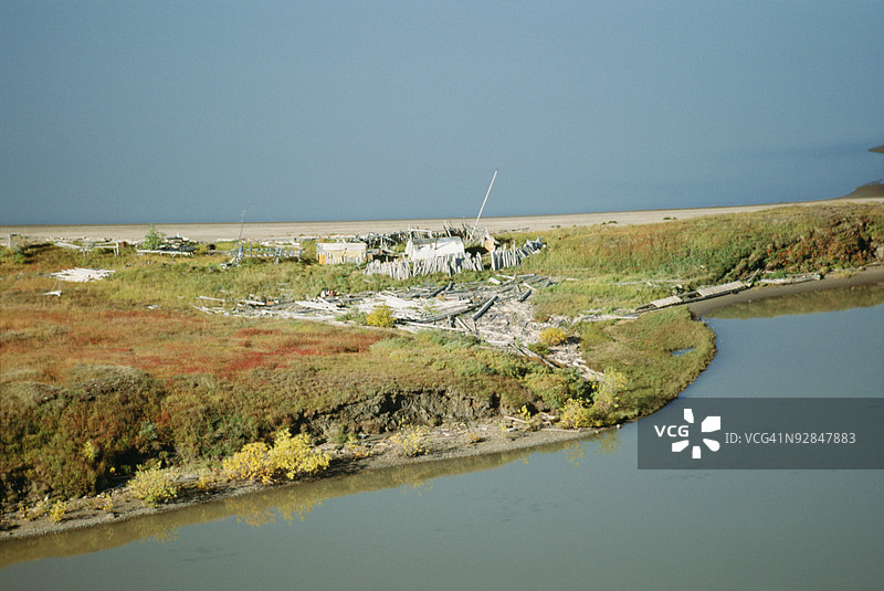 魁北克省加拿大麦肯齐河上的小屋图片素材