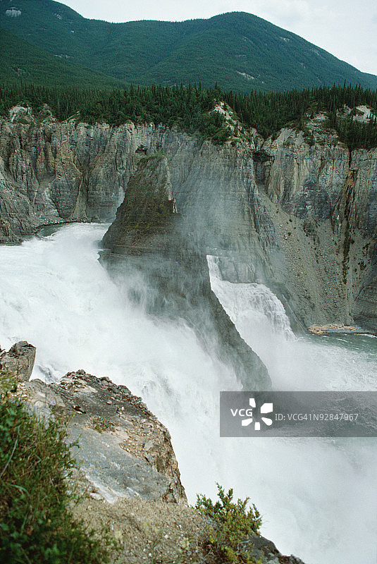 加拿大纳汉尼国家公园的弗吉尼亚瀑布图片素材