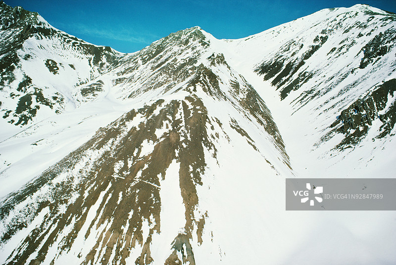 被雪覆盖的山脉，纳哈尼国家公园，加拿大图片素材