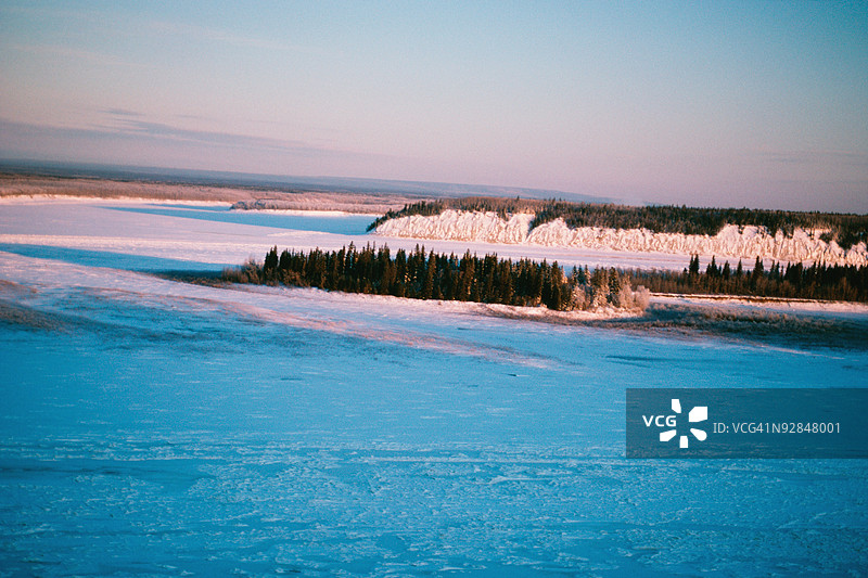 被雪覆盖的风景，纳哈尼国家公园，加拿大图片素材