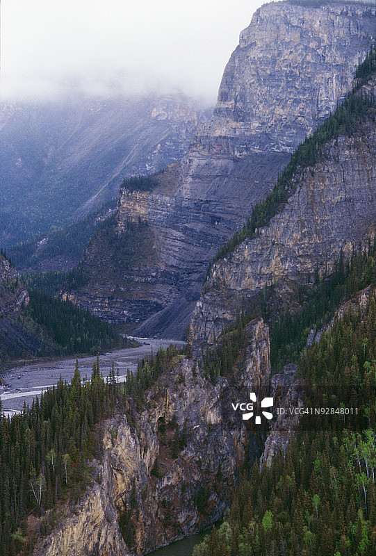 加拿大纳汉尼国家公园山脉上空的云彩图片素材