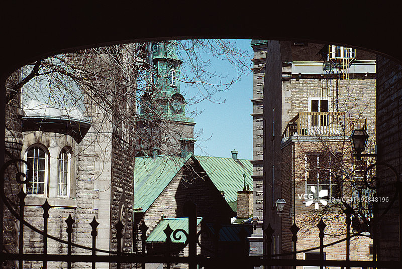 加拿大魁北克建筑物入口处的栅栏图片素材