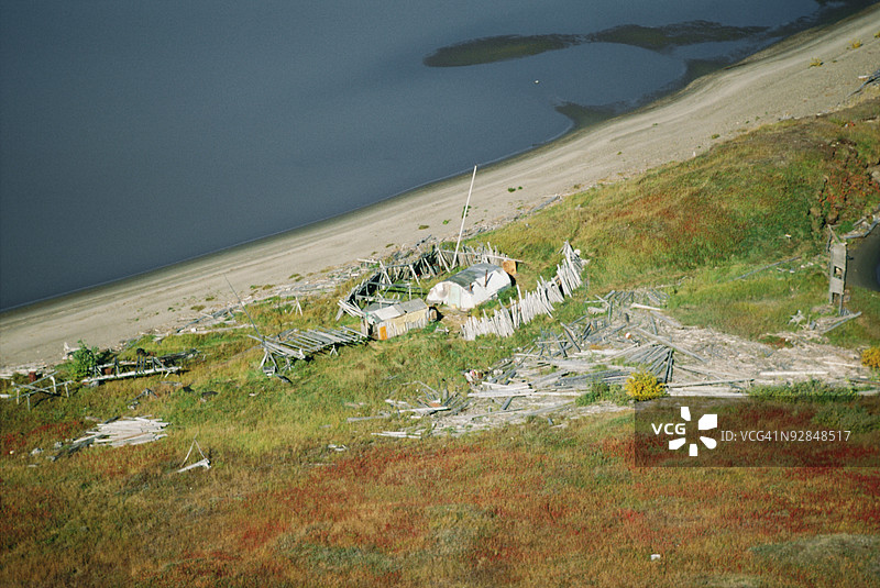 加拿大西北地区麦肯齐河上的废弃建筑图片素材