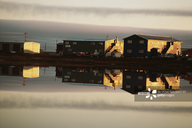 湖上房屋的倒影图片素材