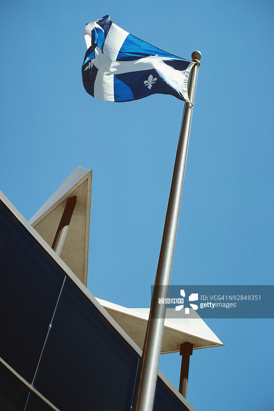 旗杆上挂着魁北克国旗图片素材
