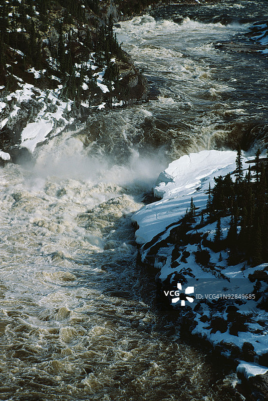 加拿大詹姆斯湾的瀑布上升起的薄雾图片素材