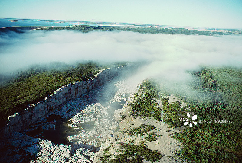 加拿大詹姆斯湾覆盖景观的峡谷升起的薄雾图片素材