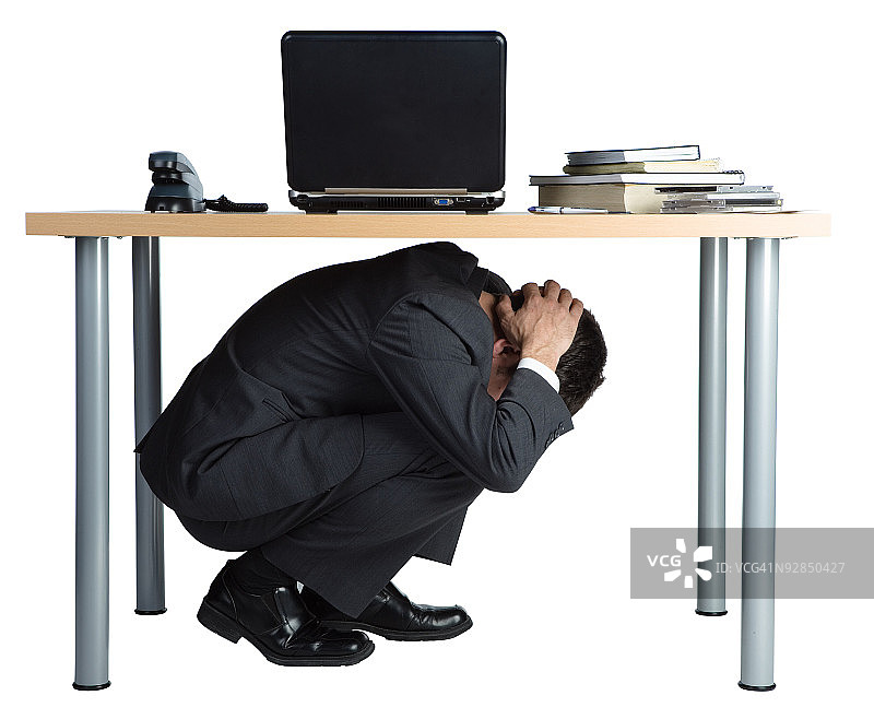 躲在桌子下的商人图片素材