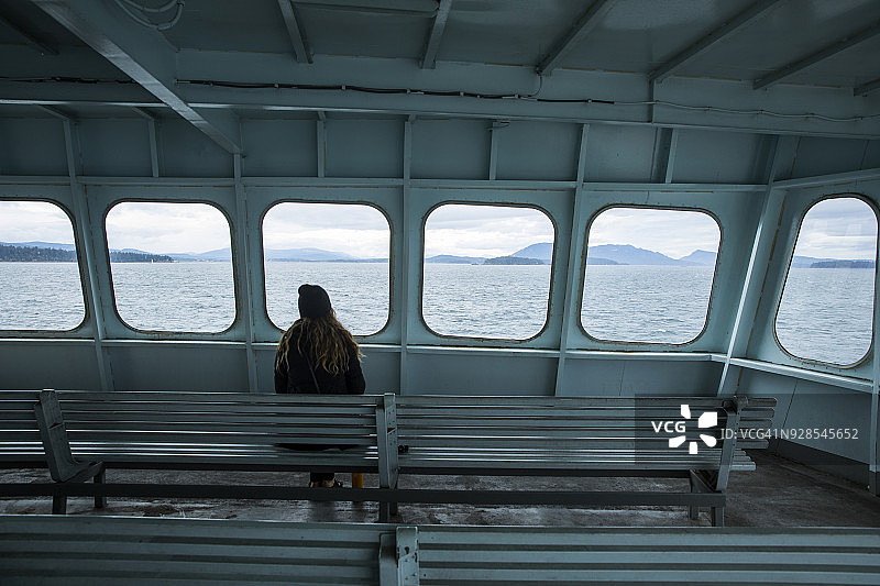 船上的年轻女子图片素材