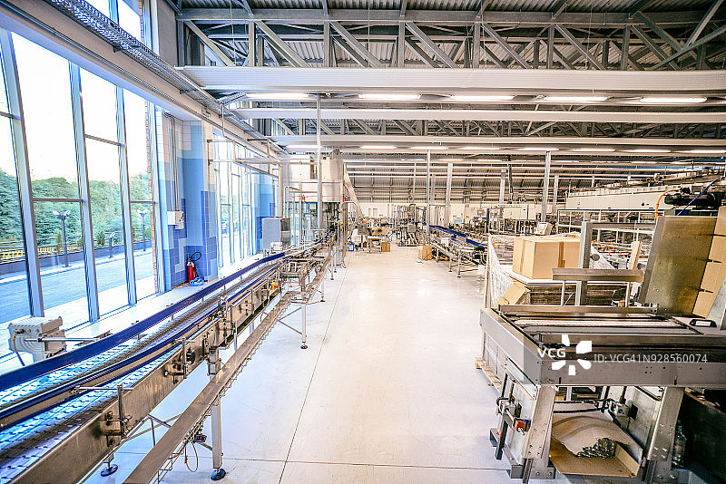 瓶装水厂的生产线和机器图片素材