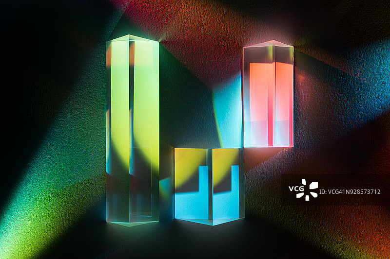 棱镜折射彩色光束图片素材