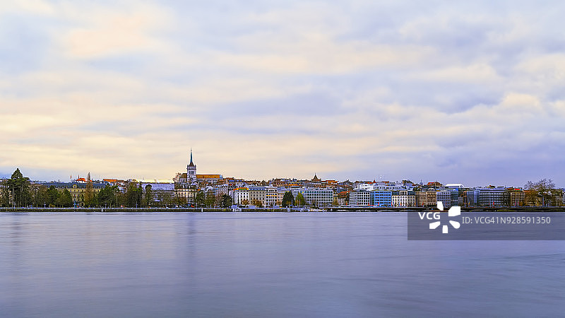 日落时分日内瓦湖畔的城市风光图片素材