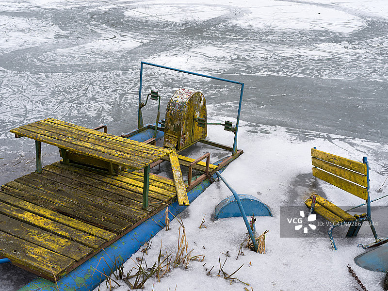 冬日忧郁：冰封河面上的旧式明轮船图片素材