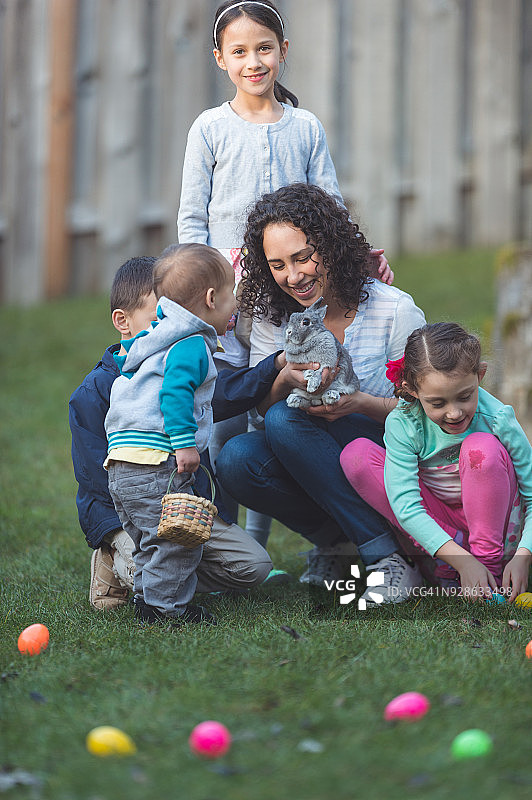 后院复活节彩蛋寻宝中的兔子！图片素材