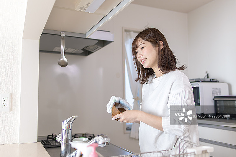 年轻妈妈在洗碗图片素材