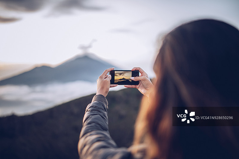 徒步者拍摄火山图片素材