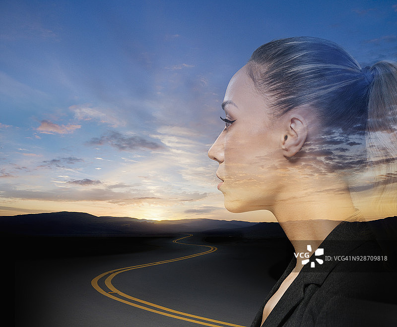 妇女展望未来之路图片素材